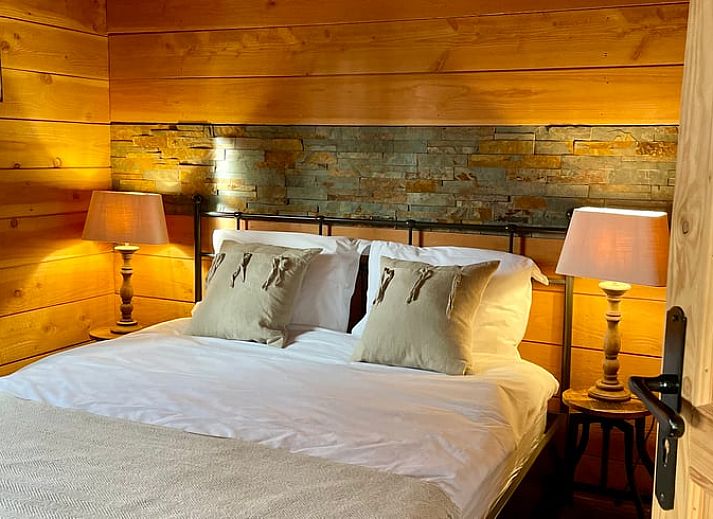 Vakantiehuisje in Zuidwolde omgeven door bomen en een serene vijver in Zuidwest Drenthe