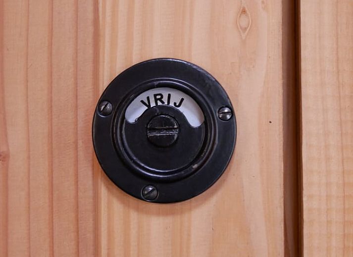 Gezellige binnenruimte met houten interieur in Vakantiehuisje in Zuidwolde, Drenthe