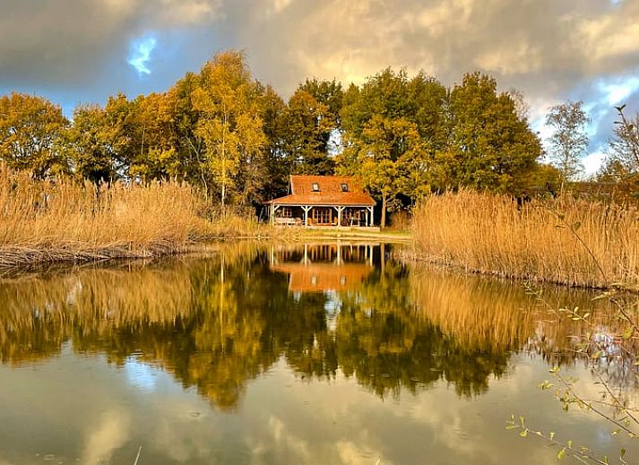 Comfortabele slaapkamer met sfeerverlichting in Vakantiehuisje in Zuidwolde, Zuidwest Drenthe