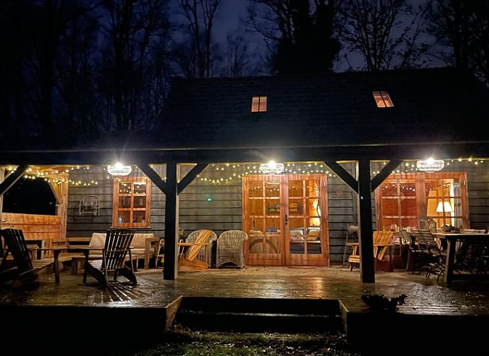 Comfortabele slaapkamer met sfeerverlichting in Vakantiehuisje in Zuidwolde, Zuidwest Drenthe