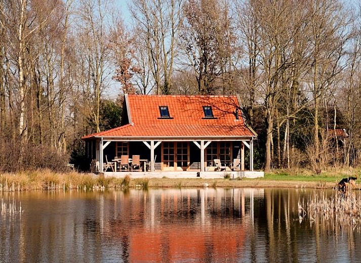 Moderne badkamer met glazen douche in Vakantiehuisje in Zuidwolde, Drenthe