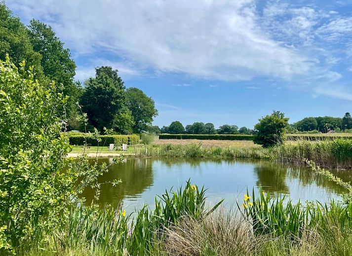 Moderne badkamer met glazen douche in Vakantiehuisje in Zuidwolde, Drenthe