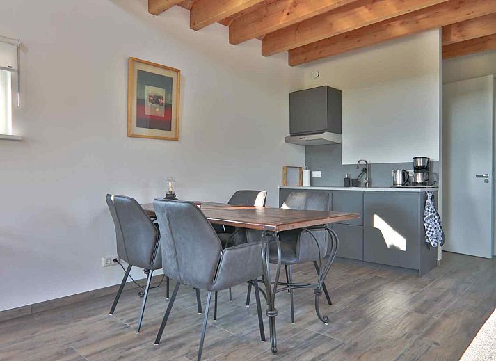 Vacation home DG1415 in Zuidwolde, Drenthe with modern facade and green surroundings.