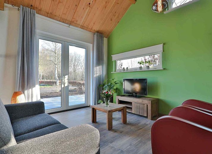 Vacation home DG1415 in Zuidwolde, Drenthe with modern facade and green surroundings.