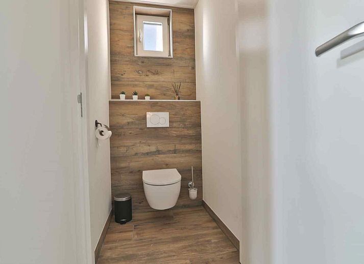 View of green fields surrounding DG1415, vacation home in Zuidwolde, Drenthe.