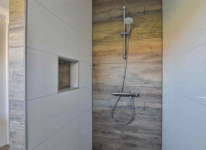 View of green fields surrounding DG1415, vacation home in Zuidwolde, Drenthe.