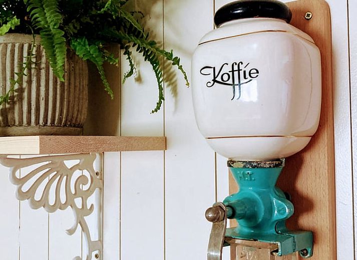 Gemuetliche Sitzecke mit Glasfassade in Cottage in Zuidwolde, Ferienhaus in Suedwest-Drenthe, umgeben von ruhiger Natur.