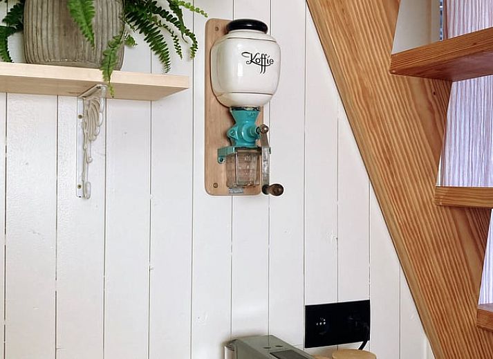 Gemuetliche Sitzecke mit Glasfassade in Cottage in Zuidwolde, Ferienhaus in Suedwest-Drenthe, umgeben von ruhiger Natur.