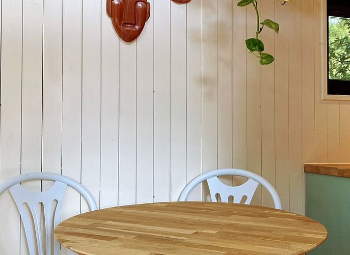 Gemuetliche Sitzecke mit Glasfassade in Cottage in Zuidwolde, Ferienhaus in Suedwest-Drenthe, umgeben von ruhiger Natur.
