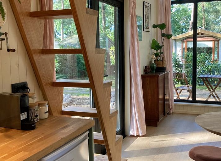 Gemuetliche Sitzecke mit Glasfassade in Cottage in Zuidwolde, Ferienhaus in Suedwest-Drenthe, umgeben von ruhiger Natur.