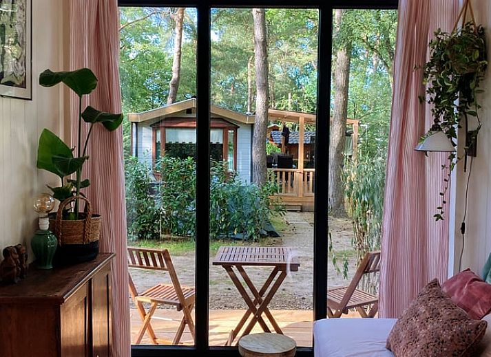 Gemuetliche Sitzecke mit Glasfassade in Cottage in Zuidwolde, Ferienhaus in Suedwest-Drenthe, umgeben von ruhiger Natur.