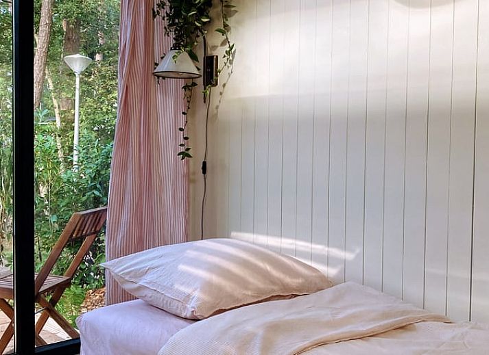 Gemuetliche Kueche in Cottage in Zuidwolde, Ferienhaus in Suedwest-Drenthe, mit Holzdielen und rustikaler Einrichtung fuer eine gemuetliche Atmosphaere.