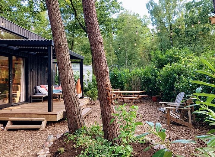 Gemuetliche Kueche in Cottage in Zuidwolde, Ferienhaus in Suedwest-Drenthe, mit Holzdielen und rustikaler Einrichtung fuer eine gemuetliche Atmosphaere.