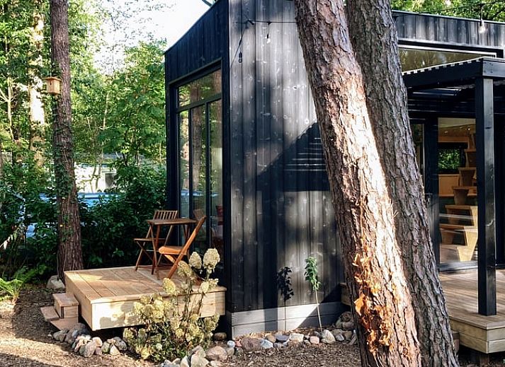 Gemuetliche Kueche in Cottage in Zuidwolde, Ferienhaus in Suedwest-Drenthe, mit Holzdielen und rustikaler Einrichtung fuer eine gemuetliche Atmosphaere.