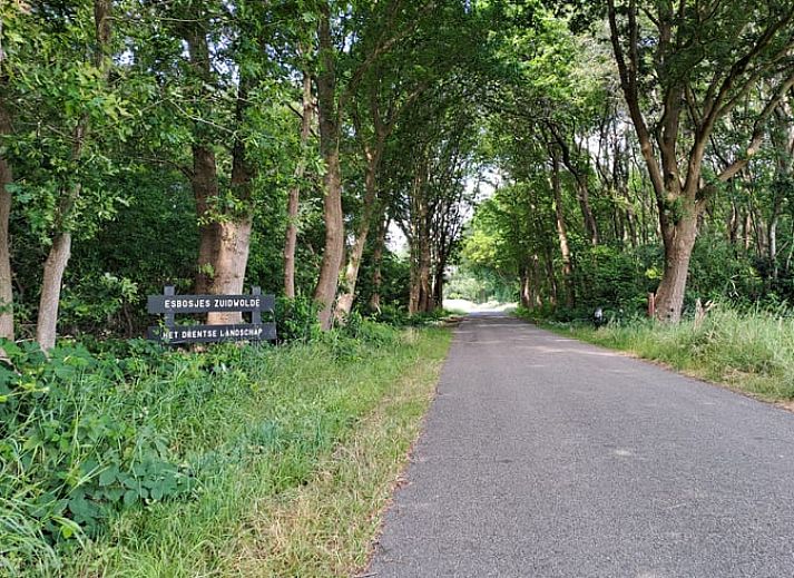 Moderne keuken in Vakantiehuis in Zuidwolde, Drenthe met houten balken en uitzicht op groene omgeving.