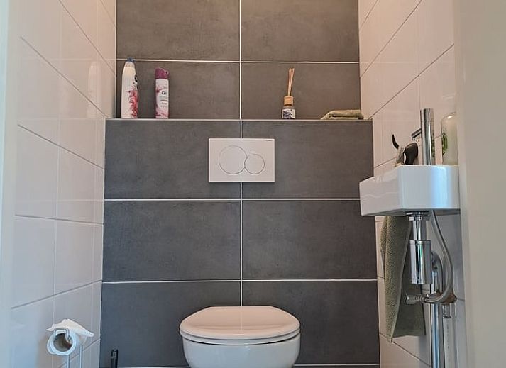 Moderne keuken in Vakantiehuis in Zuidwolde, Drenthe met houten balken en uitzicht op groene omgeving.