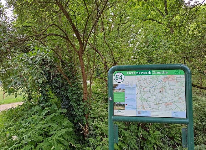 Geniet van een rustige avond op het terras van Vakantiehuis in Zuidwolde, Zuidwest Drenthe, met uitzicht op de natuurlijke omgeving.