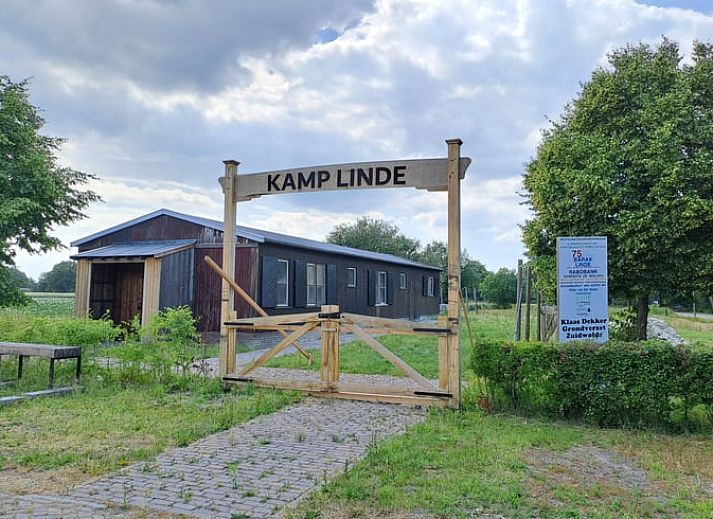 Geniet van een rustige avond op het terras van Vakantiehuis in Zuidwolde, Zuidwest Drenthe, met uitzicht op de natuurlijke omgeving.