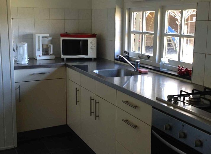 Gezellige slaapkamer in vakantiehuis DG1377, Zuidwolde, met houten interieur en kleurrijke kussens.