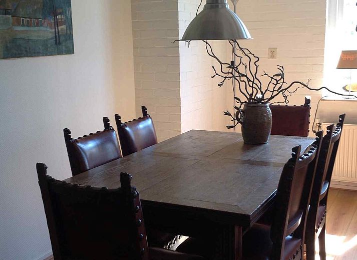 Gezellige slaapkamer in vakantiehuis DG1377, Zuidwolde, met houten interieur en kleurrijke kussens.