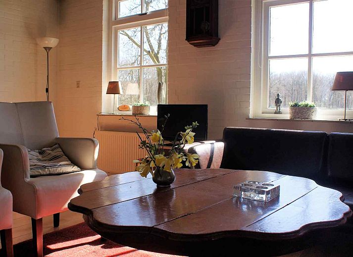 Stijlvolle eetkamer in DG1377 vakantiehuis, Zuidwolde, Drenthe met elegante houten meubels.