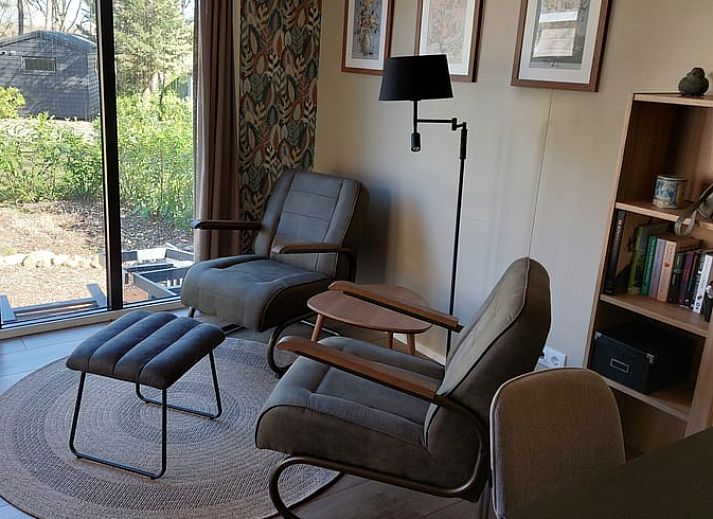 Gemuetliche Terrasse am Ferienhaus in Zuidwolde, umgeben von Natur in Drenthe.