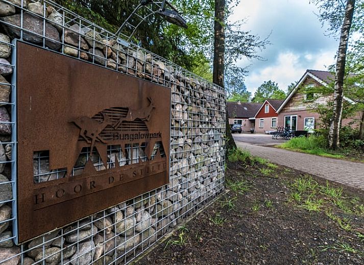 Gezellige woonkamer van Vakantiehuis in Ruinen, Zuidwest Drenthe, met comfortabele banken en sfeervolle inrichting.