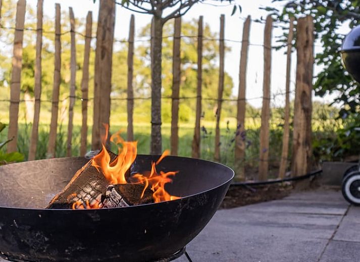 Gemuetlicher Innenbereich des Ferienhauses in Ruinen, Suedwest-Drenthe, mit einer modernen Kueche und einem Essbereich fuer einen entspannten Aufenthalt.