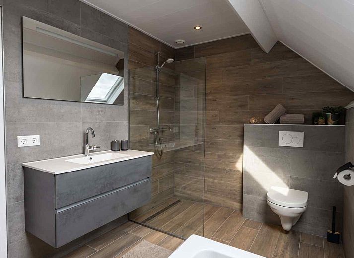 Ruime tuin bij vakantiehuis DG751 in Ruinen, Zuidwest Drenthe, ideaal voor ontspanning.