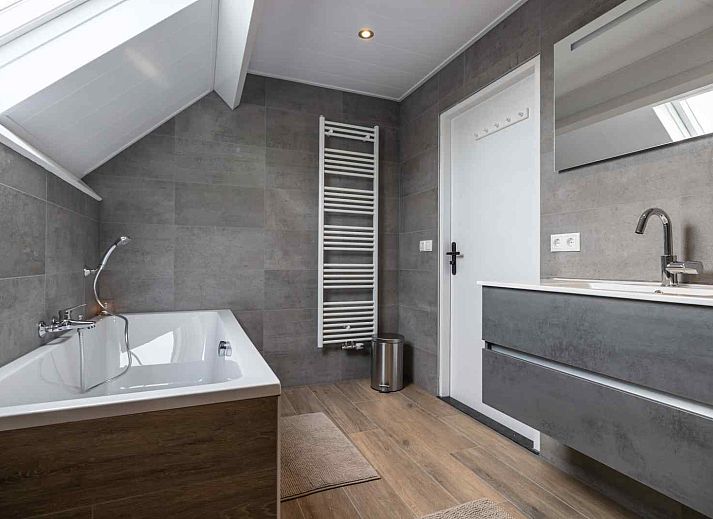 Ruime tuin bij vakantiehuis DG751 in Ruinen, Zuidwest Drenthe, ideaal voor ontspanning.