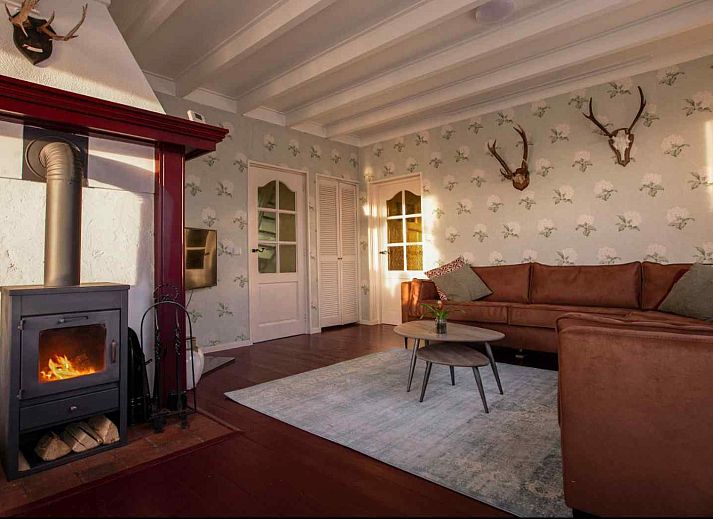 Gezellige woonkamer met open haard in vakantiehuis DG751, Ruinen, Zuidwest Drenthe.