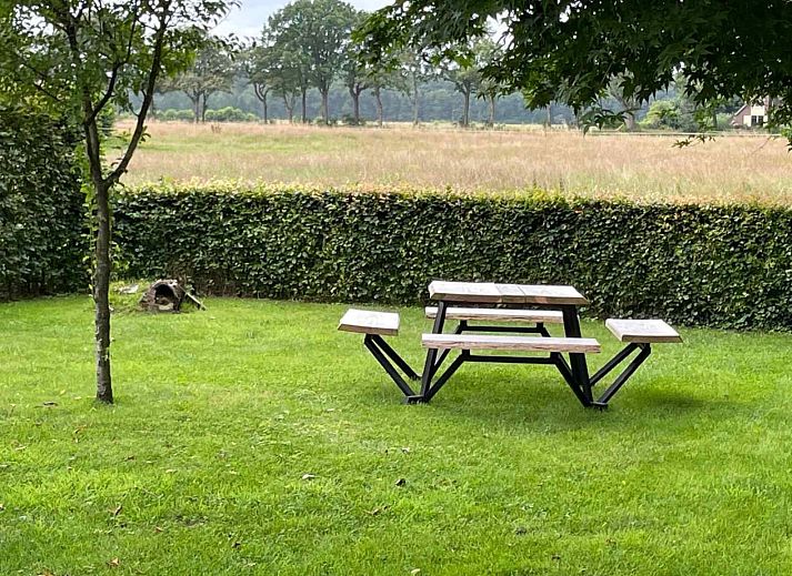 Comfortabele slaapkamer met uitzicht op natuur bij DG751 in Ruinen, Zuidwest Drenthe.