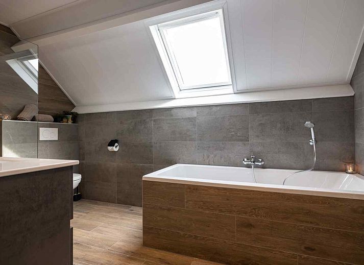 Tweepersoonsbed in knusse slaapkamer van vakantiehuis DG751, Ruinen, Zuidwest Drenthe.