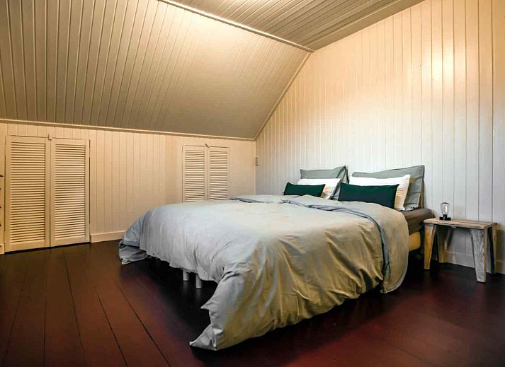 Tweepersoonsbed in knusse slaapkamer van vakantiehuis DG751, Ruinen, Zuidwest Drenthe.