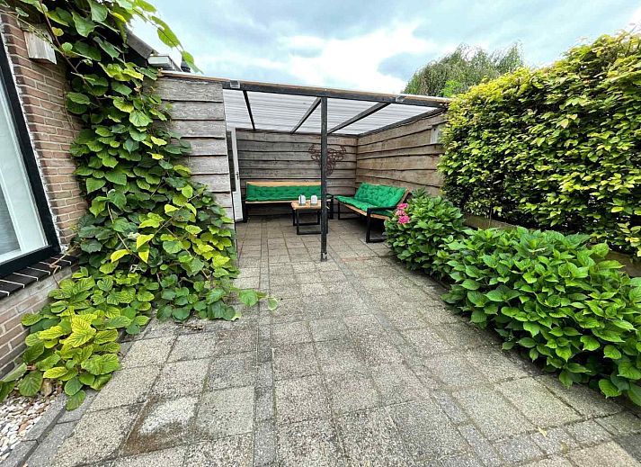 Uitgestrekte tuin met picknicktafel bij vakantiehuis DG751 in Ruinen, Zuidwest Drenthe.