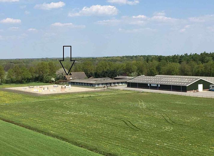 Uitgestrekte tuin met picknicktafel bij vakantiehuis DG751 in Ruinen, Zuidwest Drenthe.