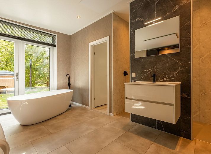 Verblijf 2007155 - Vakantiewoning Zuidwest Drenthe - Vakantiehuis De Wiltzangh - Bosrand Wellness Cabin Premium |