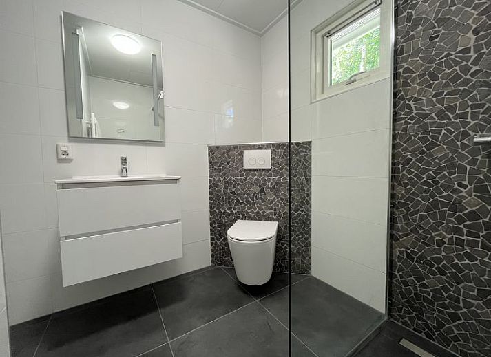 Moderne keuken en eetruimte in Vakantiehuis Fins Chalet, Ruinen, Drenthe.