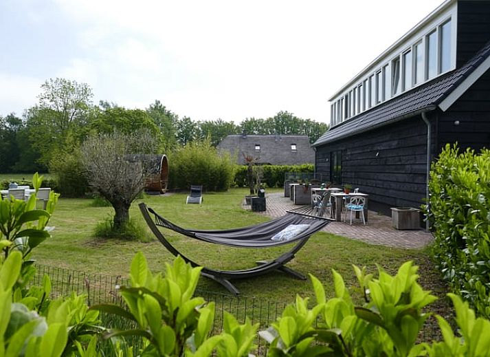 Huisje in Ruinen, ein charmantes Ferienhaus im Suedwesten von Drenthe, bietet eine schoene Aussicht auf den gruenen Garten und die Umgebung.