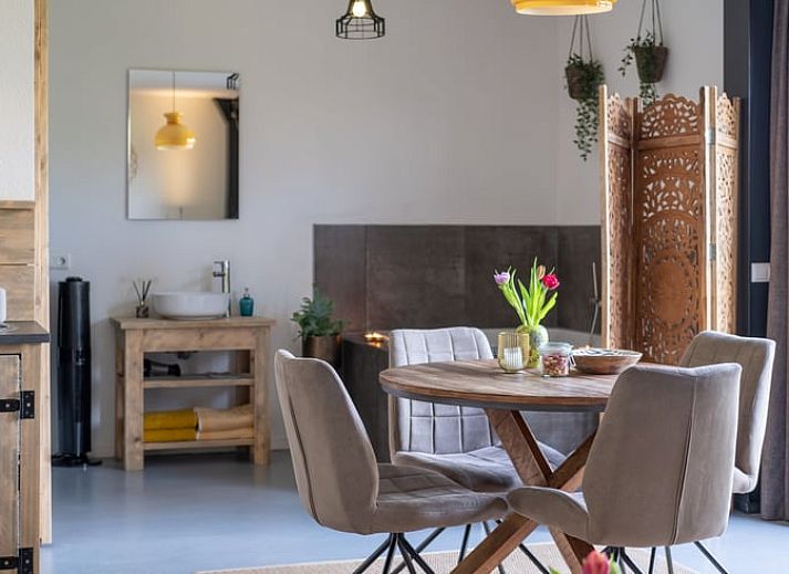 Die Huehner scharren frei im Huisje in Ruinen, einem Ferienhaus in der gruenen Umgebung von Suedwest-Drenthe, ideal fuer Naturliebhaber.