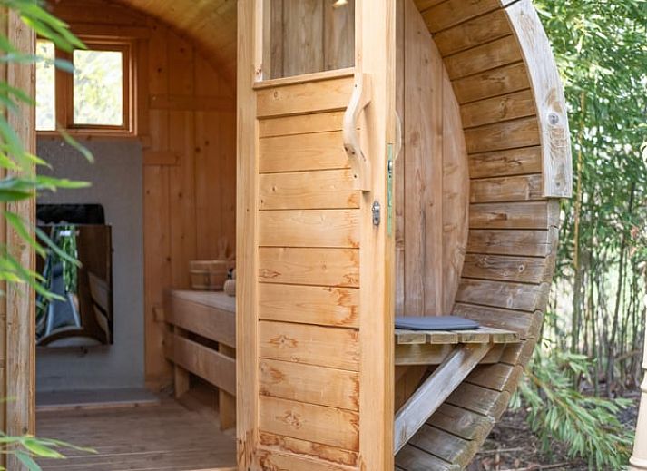 Luxurioeses Badezimmer in einem Ferienhaus in Ruinen, Suedwest-Drenthe. Entspannen Sie sich stilvoll in dieser komfortablen Ferienunterkunft inmitten der Natur.