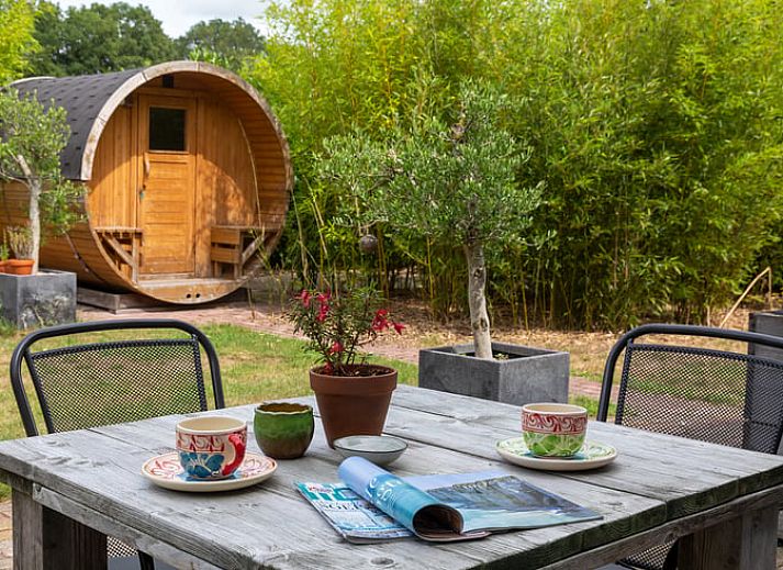 Gemuetliches Schlafzimmer in Huisje in Ruinen, einem Ferienhaus im Suedwesten von Drenthe, mit farbenfroher Dekoration und komfortabler Einrichtung.