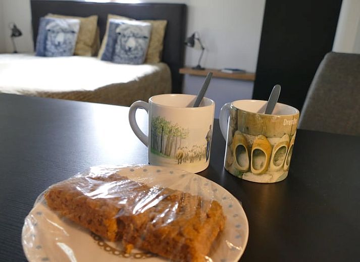 Gemuetlicher Innenbereich des Ferienhauses in Ruinen, Suedwest-Drenthe, mit offener Kueche und gemuetlichem Schlafzimmer fuer einen entspannten Aufenthalt.