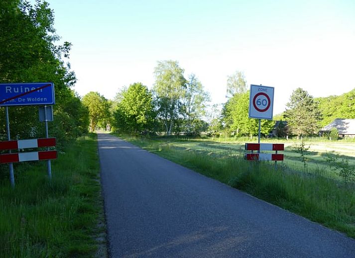 Gemuetlicher Innenbereich des Ferienhauses in Ruinen, Suedwest-Drenthe, mit offener Kueche und gemuetlichem Schlafzimmer fuer einen entspannten Aufenthalt.