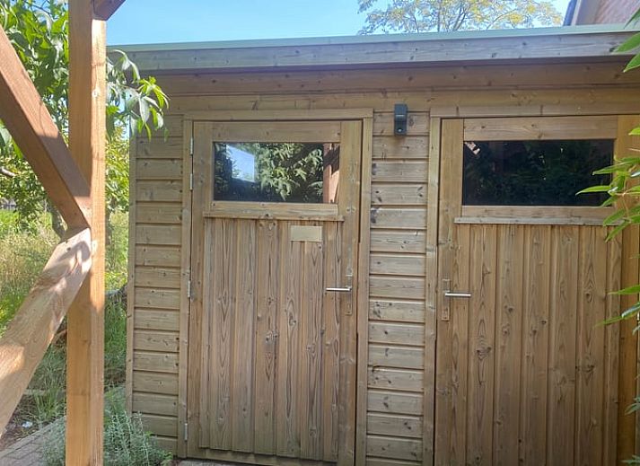 Stilvolle Badezimmerdetails im Ferienhaus in Ruinen, Suedwest-Drenthe, mit modernen grauen Fliesen und eleganten Accessoires.