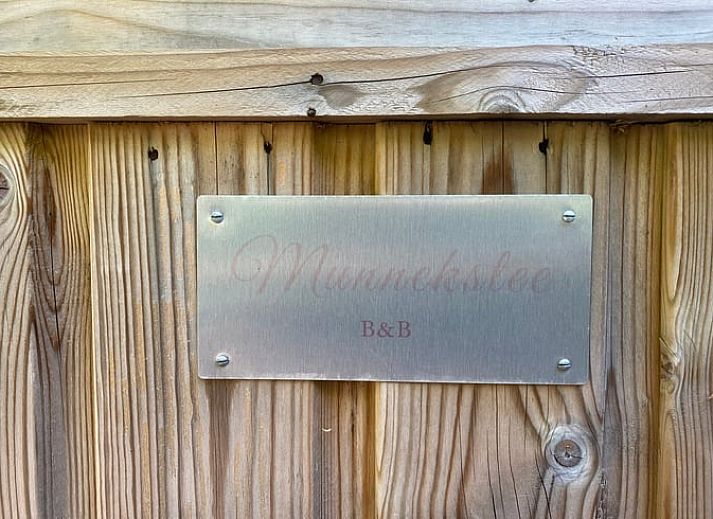 Stilvolle Badezimmerdetails im Ferienhaus in Ruinen, Suedwest-Drenthe, mit modernen grauen Fliesen und eleganten Accessoires.