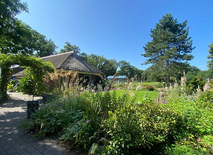 Stilvolle Badezimmerdetails im Ferienhaus in Ruinen, Suedwest-Drenthe, mit modernen grauen Fliesen und eleganten Accessoires.