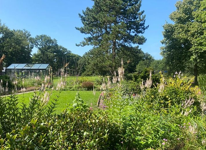 Stilvolle Badezimmerdetails im Ferienhaus in Ruinen, Suedwest-Drenthe, mit modernen grauen Fliesen und eleganten Accessoires.