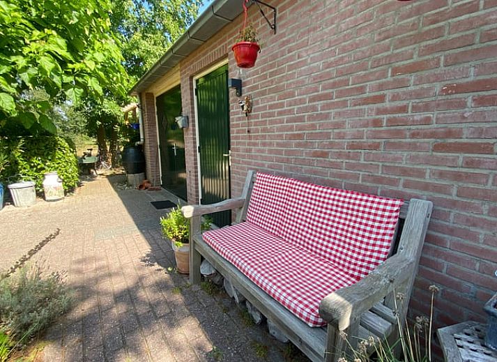 Modernes Badezimmer im Ferienhaus in Ruinen, Suedwest-Drenthe, mit geraeumiger Dusche und natuerlichem Licht.