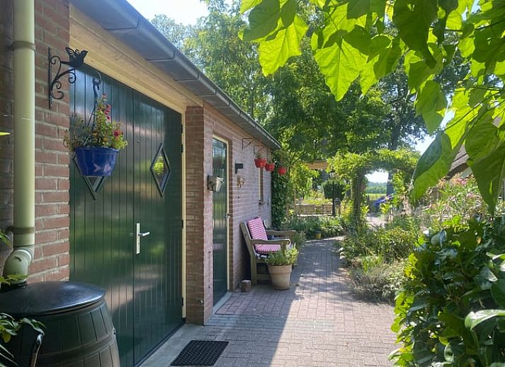 Modernes Badezimmer im Ferienhaus in Ruinen, Suedwest-Drenthe, mit geraeumiger Dusche und natuerlichem Licht.